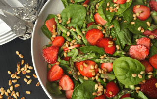 Salat med spinat, grønne asparges og jordbær